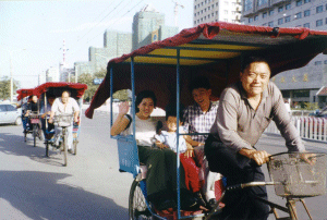 Famille sur un velo a trois roues